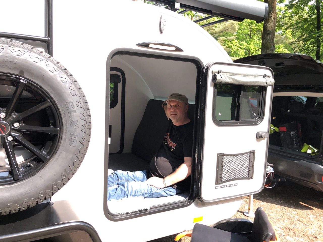 Edelstahl-K&uuml;che und eine gro&szlig;e Matratze