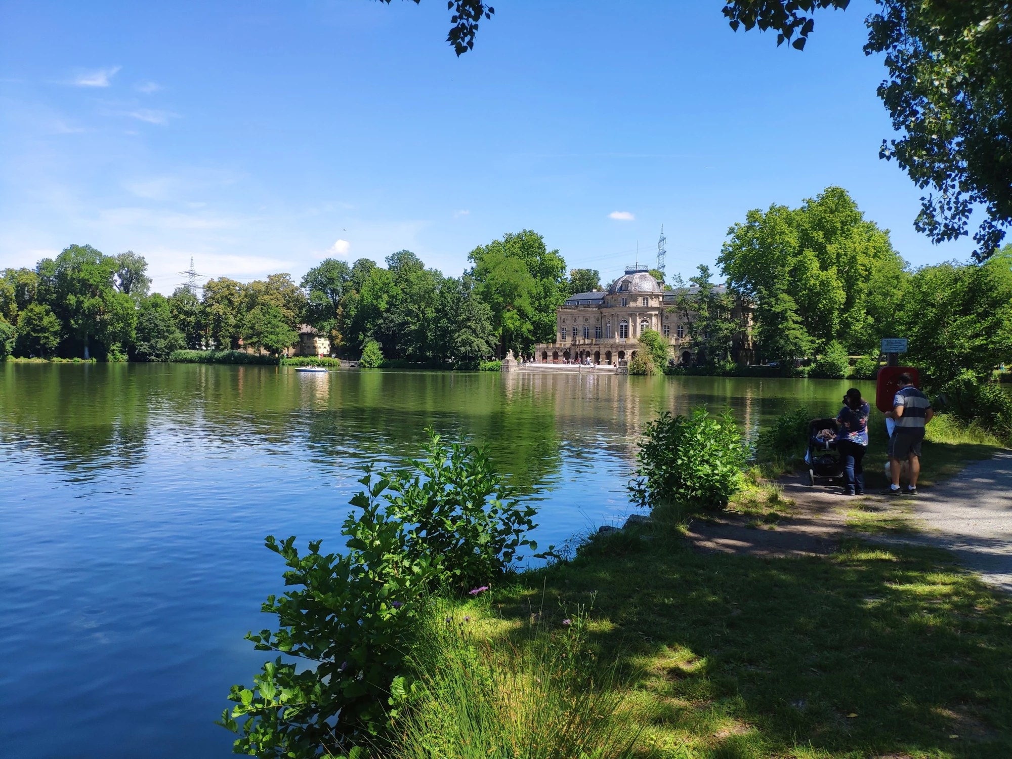 Weg mit Kinderwagen und Rollstuhl befahrbar