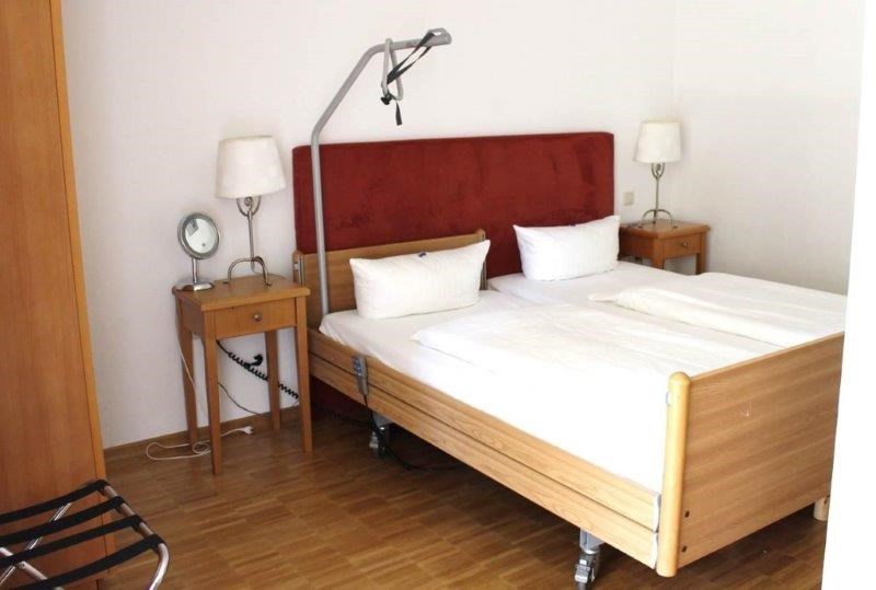 Rollstuhlgerechtes Bett, elektrisch verstellbares Pflegebett mit Fernbedienung