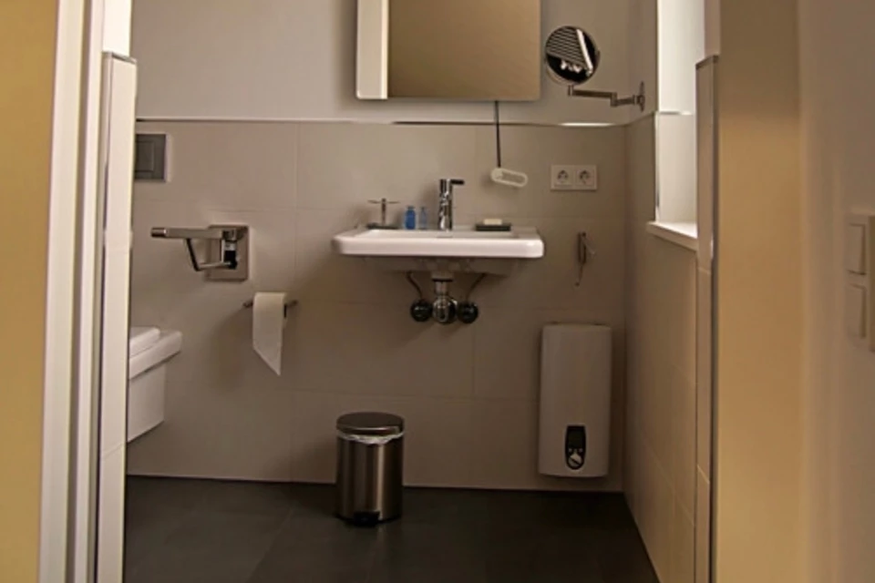 Rollstuhlgerechtes Bad - verstellbarer Spiegel und unterfahrbarer Waschtisch