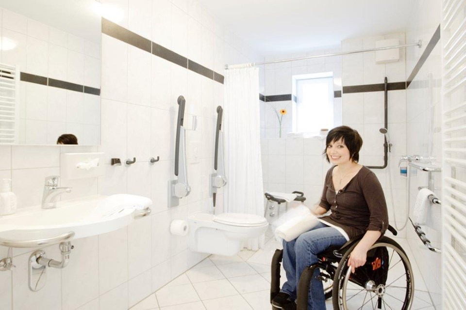 Rollstuhlgerechtes Bad mit unterfahrbarem Waschbecken
