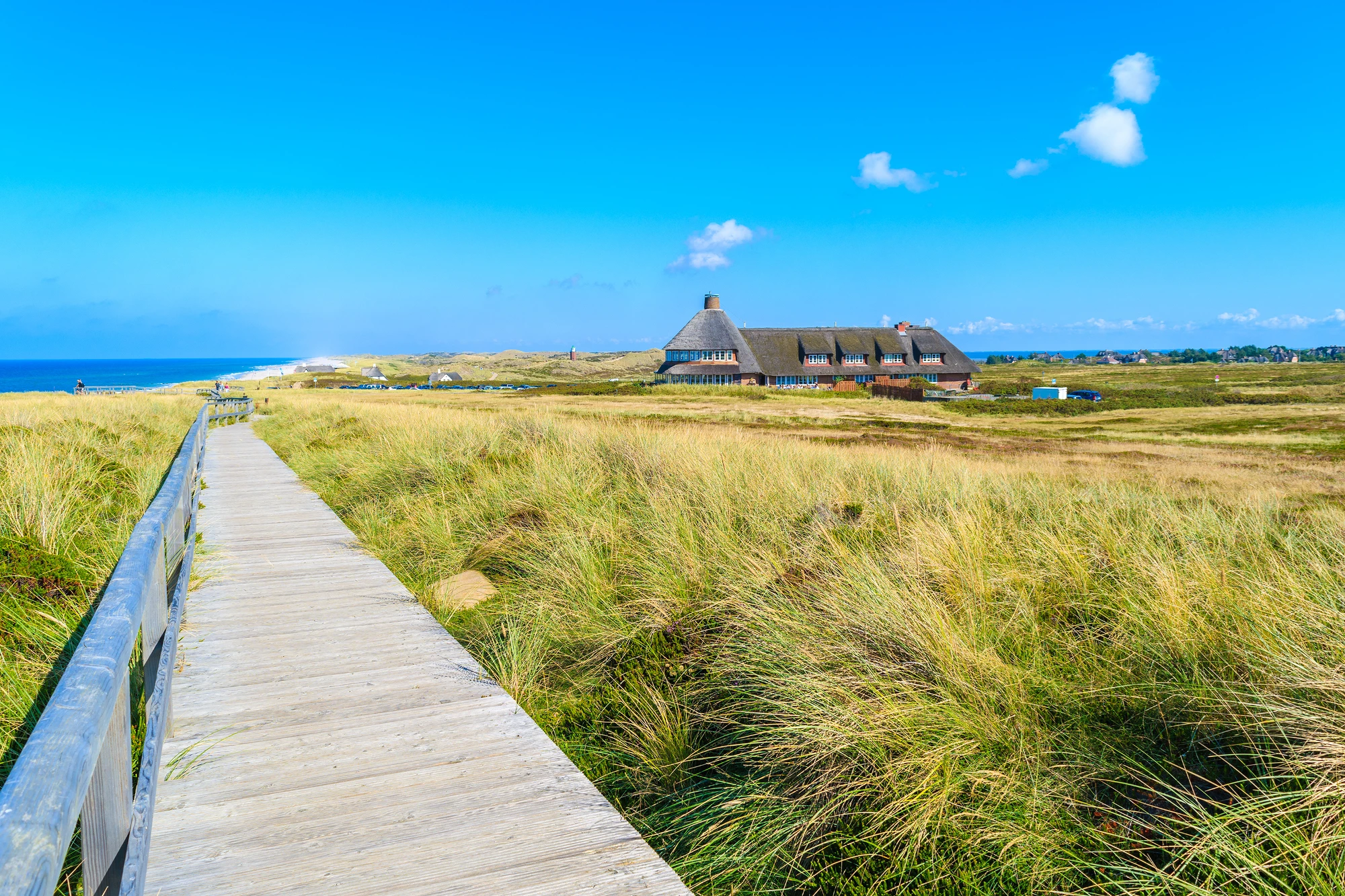 Strand mit rollstuhlgerechtem Zugang zum Meer