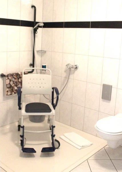 WC rollstuhlgerecht - Rollstuhlgerechtes WC und Dusche mit Duschrollstuhl bzw. Toilettenstuhl