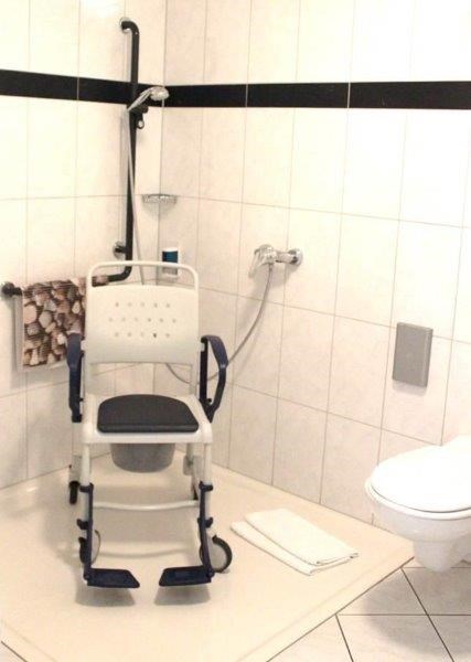 WC rollstuhlgerecht - Rollstuhlgerechtes WC und Dusche mit Duschrollstuhl bzw. Toilettenstuhl
