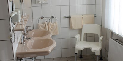 Rollstuhlgerechte Unterkunft - Barrierefreiheit-Merkmale: Für Gäste mit Gehbehinderung oder Rollstuhlfahrer - Waake - behindertengerechtes Bad - Waldhotel Schäferberg