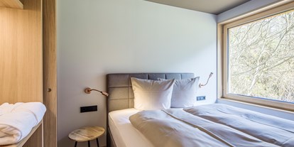 Rollstuhlgerechte Unterkunft - Isny im Allgäu - 2. Schlafzimmer mit Arbeitsplatz, Bett 160 x 200 cm - freiraum Apartments