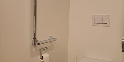 Rollstuhlgerechte Unterkunft - WC mit Haltegriff rechts - freiraum Apartments