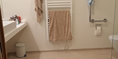 Rollstuhlgerechte Unterkunft - Isny im Allgäu - Badezimmer mit Handtuch-Heizkörper - freiraum Apartments