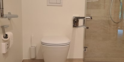 Rollstuhlgerechte Unterkunft - Isny im Allgäu - WC mit Haltegriff links - freiraum Apartments