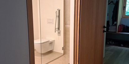 Rollstuhlgerechte Unterkunft - Tür ins Badezimmer kann nach aussen bis Anschlag an die Wand geöffnet werden - freiraum Apartments