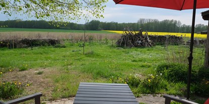 Rollstuhlgerechte Unterkunft - Unterkunftsart: Ferienwohnung - Gülitz-Reetz - Terrasse mit Blick über Garten und Felder - Hof Elsbusch