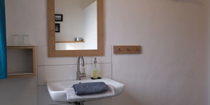 Rollstuhlgerechte Unterkunft - Unterkunftsart: Ferienwohnung - Gülitz-Reetz - Unterfahrbares Waschbecken im Bad - Hof Elsbusch