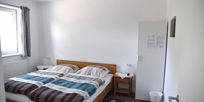 Rollstuhlgerechte Unterkunft - Pflegebett - Padingbüttel - Schlafzimmer mit Pflegebetteinsatz auf der Innenseite  - Urlaubsziel Hooksiel - Barrierearm