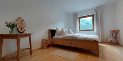Rollstuhlgerechte Unterkunft - Unterkunftsart: Ferienwohnung - Österreich - Zirbenschlafzimmer - Mandla's Hoamat 