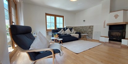 Rollstuhlgerechte Unterkunft - Ötztal - Gemütliches Wohnzimmer mit Boxspringcouch - Mandla's Hoamat 