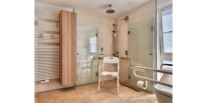 Rollstuhlgerechte Unterkunft - Rügen - Dusche mit freistehendem Duschsitz - Landhaus Wilkens