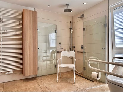Rollstuhlgerechte Unterkunft - Dusche mit freistehendem Duschsitz - Landhaus Wilkens