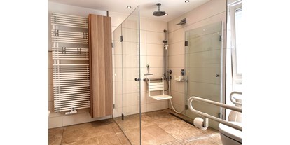 Rollstuhlgerechte Unterkunft - Dusche mit eingehängtem Duschsitz - Landhaus Wilkens