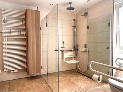 Rollstuhlgerechte Unterkunft - Unterkunftsart: Ferienhaus - Rügen - Dusche mit eingehängtem Duschsitz - Landhaus Wilkens