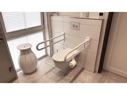Rollstuhlgerechte Unterkunft - Unterkunftsart: Ferienhaus - Bergen auf Rügen - Toilette mit Haltegriffen (rechter, vorderer Griff hochklappbar) - Landhaus Wilkens