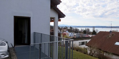 Rollstuhlgerechte Unterkunft - See - Tettnang - Eingang Terrasse vom Parkplatz am Haus aus - Barriererfreie Ferienwohnung Bodenseeblick