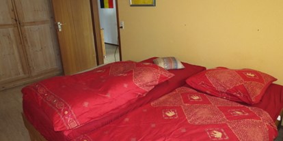 Rollstuhlgerechte Unterkunft - Pflegebett - Rielasingen-Worblingen - Schlafzimmer - Barriererfreie Ferienwohnung Bodenseeblick