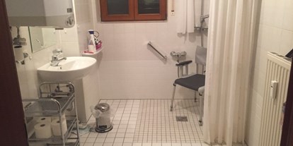 Rollstuhlgerechte Unterkunft - Bad mit Dusche & WC - Barriererfreie Ferienwohnung Bodenseeblick
