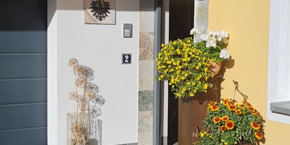 Rollstuhlgerechte Unterkunft - Barrierefreiheit-Merkmale: Für Gäste mit Gehbehinderung oder Rollstuhlfahrer - Oberbayern - Parkplatz mit Eingang barrierefrei  - Barrierefreie Ferienwohnung im 115 Jahre altem Jugendstilhaus 