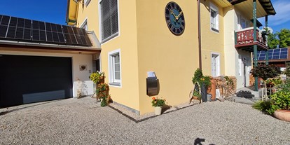 Rollstuhlgerechte Unterkunft - Oberbayern - Außenansicht Parkplatz und Eingang  - Barrierefreie Ferienwohnung im 115 Jahre altem Jugendstilhaus 
