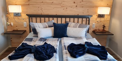 Rollstuhlgerechte Unterkunft - Oberbayern - Schlafzimmer mit Doppelbett  - Barrierefreie Ferienwohnung im 115 Jahre altem Jugendstilhaus 