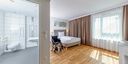 Rollstuhlgerechte Unterkunft - Zertifizierung "Reisen für alle" - Donauraum - Zimmeransicht mit Badezimmer
- unsere Zimmer als auch Badezimmertüren sind 100 cm breit und daher gut mit dem Rollstuhl befahrbar. - Hotel Zeitgeist Vienna