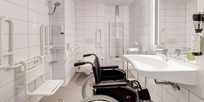 Rollstuhlgerechte Unterkunft - Zertifizierung "Reisen für alle" - Weinviertel - - Der Waschtisch ist unterfahrbar und rollstuhlgerecht auf 84 cm Höhe angebracht
- Haltegriffe sind bei der Dusche und Toilette angebracht
- Alarmschnur befindet sich neben der Toilette - Hotel Zeitgeist Vienna