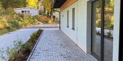 Rollstuhlgerechte Unterkunft - Stützengrün - Zufahrt und Zugang zum Haus - Ferienapartment Villa Wilisch