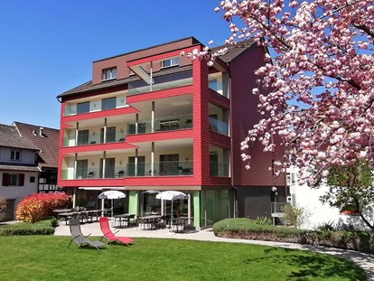 Rollstuhlgerechte Unterkunft - Hotelgarten mit Blick auf das Hotel - Ferienhotel Bodensee, Stiftung Pro Handicap
