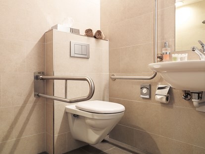 Rollstuhlgerechte Unterkunft - Unterkunftsart: Hotel - Toilette mit Haltegriff - Ferienhotel Bodensee, Stiftung Pro Handicap