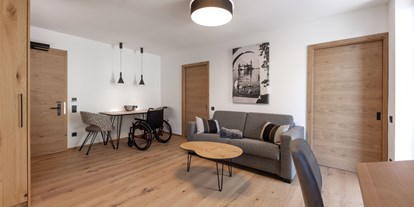Rollstuhlgerechte Unterkunft - Barrierefreiheit-Merkmale: Für Gäste mit Gehbehinderung oder Rollstuhlfahrer - Oberösterreich - Wohnzimmer, Esstisch, Küche - SALZKAMMERGUT LODGE