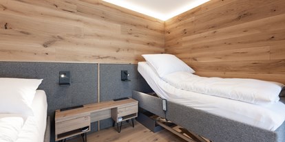 Rollstuhlgerechte Unterkunft - Pflegebett - Gfalls - Schlafzimmer, elektrisch verstellbare Betten - SALZKAMMERGUT LODGE