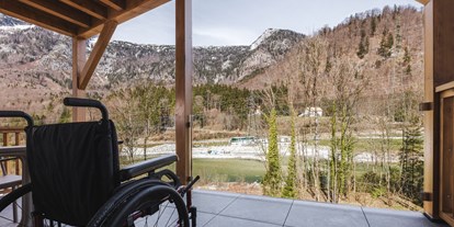 Rollstuhlgerechte Unterkunft - Unterkunftsart: Ferienwohnung - Gfalls - Balkon mit Glasgeländer für freie Sicht - SALZKAMMERGUT LODGE