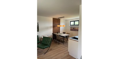 Rollstuhlgerechte Unterkunft - Unterkunftsart: Ferienwohnung - Rheinsberg - Essbereich - Moderne Ferienwohnung auf dem Land
