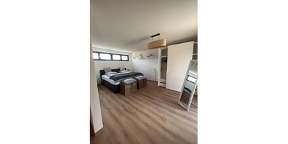 Rollstuhlgerechte Unterkunft - See - Neuruppin - Schlafzimmer - Moderne Ferienwohnung auf dem Land