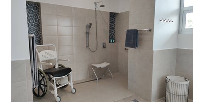 Rollstuhlgerechte Unterkunft - Barrierefreiheit-Merkmale: Für Gäste mit Gehbehinderung oder Rollstuhlfahrer - badezimmer, dusche - Casa Ubuntu