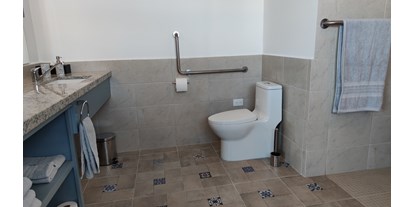 Rollstuhlgerechte Unterkunft - badezimmer, lavabo und toilette - Casa Ubuntu