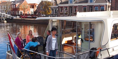 Rollstuhlgerechte Unterkunft - See - Niederlande - Das geräumige Achterdeck. - Behindertengerechtes Motorschiff ARON zum selber fahren