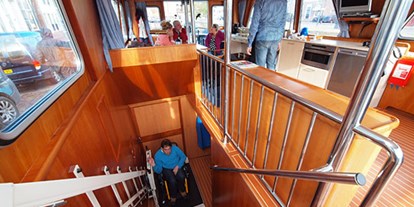 Rollstuhlgerechte Unterkunft - Der Innenlifter zum Unterdeck (max. 200 KG). - Behindertengerechtes Motorschiff ARON zum selber fahren