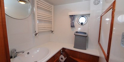 Rollstuhlgerechte Unterkunft - See - Niederlande - Die separate Gäste Toilette im Flur unter Deck. - Behindertengerechtes Motorschiff ARON zum selber fahren
