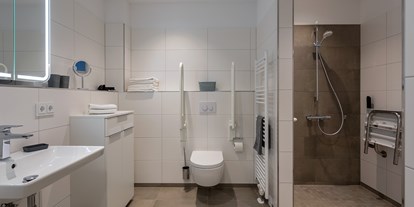 Rollstuhlgerechte Unterkunft - Pflegebett - Brodersdorf (Kreis Plön) - Badezimmer - SP 3 FW Eastside App. 3 Olpenitz
