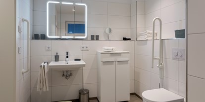 Rollstuhlgerechte Unterkunft - Pflegebett - Köhn - Badezimmer - SP 3 FW Eastside App. 3 Olpenitz