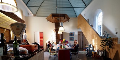 Rollstuhlgerechte Unterkunft - Der alte Kirchensaal wurde in ein gemütliches Wohnzimmer verwandelt. - ievers yn Fryslân