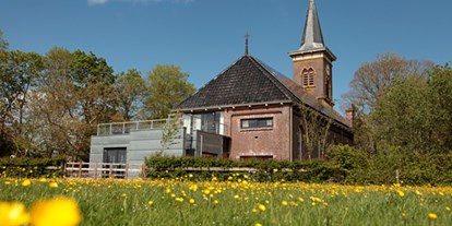 Rollstuhlgerechte Unterkunft - Vom Garten und von der oberen Terrasse aus überblicken Sie die grünen Felder. - ievers yn Fryslân