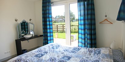 Rollstuhlgerechte Unterkunft - Das blaue Schlafzimmer hat ein bequemes Doppelbett, das auch als zwei schöne Einzelbetten genutzt werden kann. - ievers yn Fryslân